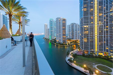 simsearch:841-07782009,k - Rooftop bar overlooking Miami River at dusk, Miami, Florida, United States of America, North America Foto de stock - Direito Controlado, Número: 841-09060060