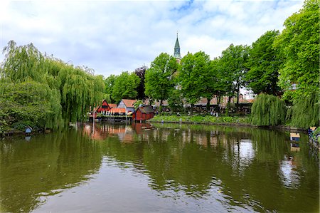 people and lake and reflection - Dragon Boat Lake, Tivoli Gardens, Copenhagen, Denmark, Europe Foto de stock - Con derechos protegidos, Código: 841-09076769