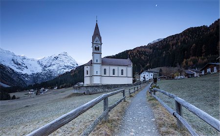stelvio - Church of Trafoi during frozen twilight with moon in the sky, Trafoi, Stelvio National Park, Alto Adige-Sudtirol, Italy, Europe Foto de stock - Con derechos protegidos, Código: 841-09076933