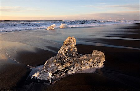 simsearch:841-08220895,k - Glassy pieces of ice on volcanic black sand beach at sunrise, near Jokulsarlon Lagoon, South Iceland, Polar Regions Stockbilder - Lizenzpflichtiges, Bildnummer: 841-09076978