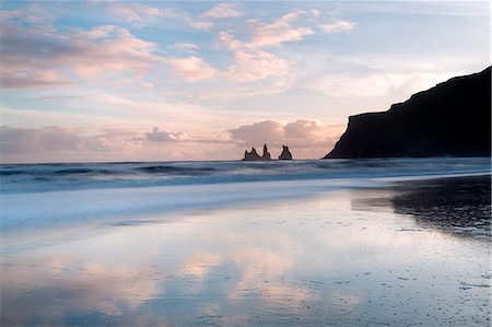 simsearch:841-08860839,k - Rock stacks of Reynisfjara, captured from beach at Vik Y Myrdal at sunset, South Iceland, Polar Regions Photographie de stock - Rights-Managed, Code: 841-09076993