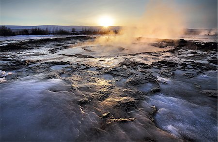 sonne - Hot pools and steam from Strokkur Geysir at sunrise, winter, at geothermal area beside the Hvita River, Geysir, Iceland, Polar Regions Stockbilder - Lizenzpflichtiges, Bildnummer: 841-09077013