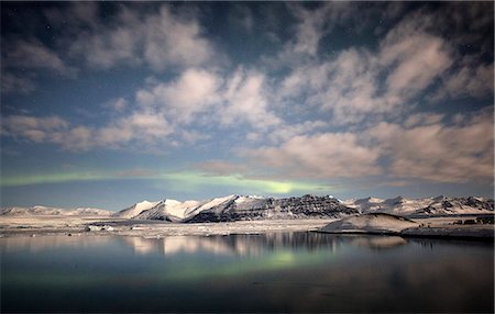 Weak winter Aurora Borealis (Northern Lights) over Jokulsarlon Glacial Lagoon, South Iceland, Polar Regions Foto de stock - Con derechos protegidos, Código: 841-09077038