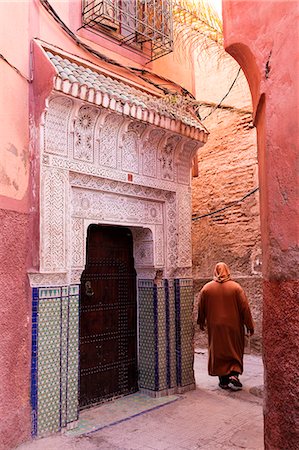 simsearch:841-09077073,k - Local man dressed in traditional djellaba walking through street in the Kasbah, Marrakech, Morocco, North Africa, Africa Foto de stock - Con derechos protegidos, Código: 841-09077054