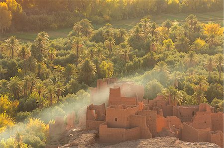 simsearch:841-03677260,k - Ruined kasbah in the palmerie near Tinerhir, with smoke from fire swirling through the palm trees, Morocco, North Africa, Africa Foto de stock - Direito Controlado, Número: 841-09077061