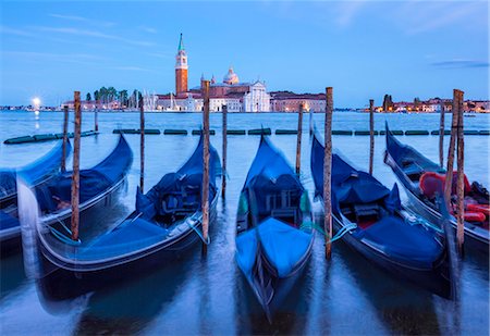 simsearch:879-09033711,k - Gondolas moored at night in the Bacino di San Marco (St. Mark's Basin), waterfront, Venice, UNESCO World Heritage Site, Veneto, Italy, Europe Photographie de stock - Rights-Managed, Code: 841-09077098