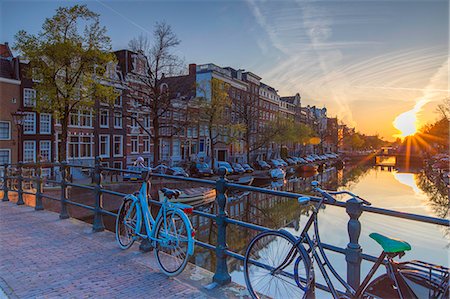 Bicycles on Keizersgracht canal at dawn, Amsterdam, Netherlands, Europe Photographie de stock - Rights-Managed, Code: 841-09077271