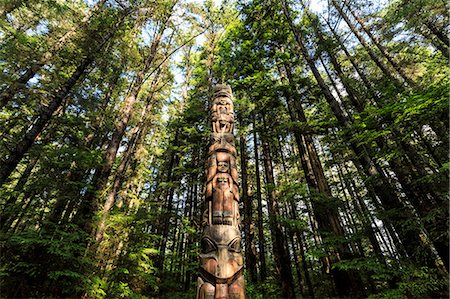 sitka - Lakich'inei Pole, Tlingit totem pole, lit by sun in rainforest, Sitka National Historic Park, Sitka, Baranof Island, Alaska, United States of America, North America Photographie de stock - Rights-Managed, Code: 841-09085778