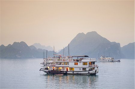 Boats on Halong Bay, UNESCO World Heritage Site, Vietnam, Indochina, Southeast Asia, Asia Foto de stock - Con derechos protegidos, Código: 841-09085817