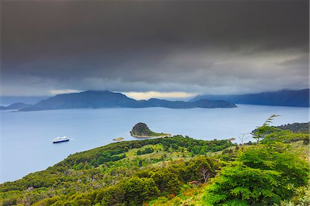 simsearch:841-08861109,k - Vew of Wulaia Bay, Isla Navarino, Murray Channel, with the Stella Australis cruise ship, Patagonia, Chile, South America Photographie de stock - Rights-Managed, Code: 841-09085813