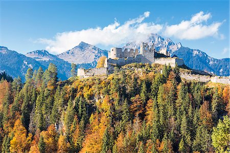 simsearch:6119-09074778,k - View of the old Ehrenberg Castle surrounded by colorful woods and rocky peaks, Reutte, Austria, Europe Foto de stock - Con derechos protegidos, Código: 841-09085840