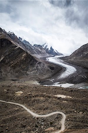 simsearch:841-09085968,k - Dropping down from Penzi La, looking at the glacial moraine that feeds into the Stod River, one of the tributaries of the Zanskar River, Ladakh, India, Himalayas, Asia Photographie de stock - Rights-Managed, Code: 841-09085970
