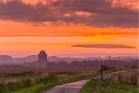 September sunrise over the Mausoleum on the Castle Howard Estate, North Yorkshire, Yorkshire, England, United Kingdom, Europe Foto de stock - Con derechos protegidos, Código: 841-09086061