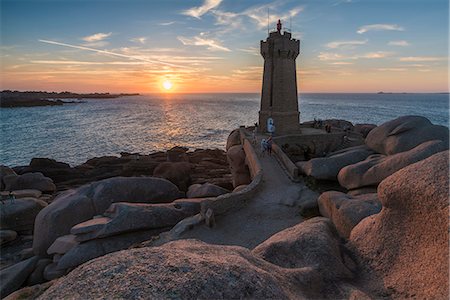 simsearch:649-08633016,k - Ploumanach lighthouse at sunset, Perros-Guirec, Cotes-d'Armor, Brittany, France, Europe Stock Photo - Rights-Managed, Code: 841-09086184