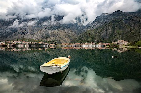 simsearch:841-09085916,k - A small fishing boat sits in the reflection of the Old Town (stari grad) of Kotor in Kotor Bay, UNESCO World Heritage Site, Montenegro, Europe Photographie de stock - Rights-Managed, Code: 841-09086230