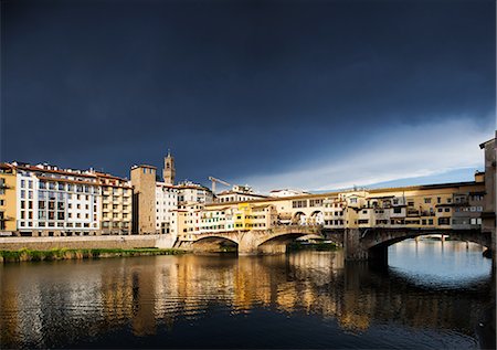 simsearch:841-09055695,k - Ponte Vecchio reflecting in the Arno rRver against a dark blue stormy sky, Florence, UNESCO World Heritage Site, Tuscany, Italy, Europe Foto de stock - Con derechos protegidos, Código: 841-09086249