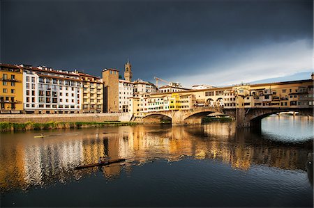simsearch:841-09194810,k - Ponte Vecchio reflected in the Arno River against a dark blue stormy sky, Florence, UNESCO World Heritage Site, Tuscany, Italy, Europe Photographie de stock - Rights-Managed, Code: 841-09086241