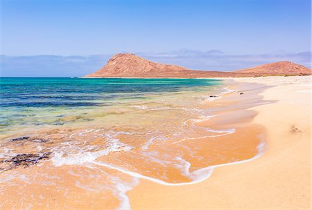 Empty sandy beach and bay near Monte Leao mountain (Sleeping Lion mountain), Sal Island, Cape Verde, Atlantic, Africa Stockbilder - Lizenzpflichtiges, Bildnummer: 841-09086326
