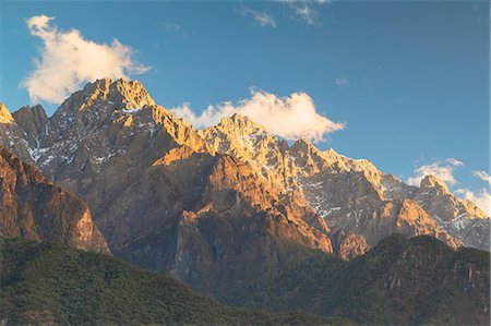 Tiger Leaping Gorge, UNESCO World Heritage Site, and Jade Dragon Snow Mountain (Yulong Xueshan), Yunnan, China, Asia Stockbilder - Lizenzpflichtiges, Bildnummer: 841-09086525