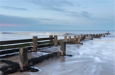 simsearch:841-09086605,k - Incoming waves hitting a groyne at Walcott, Norfolk, England, United Kingdom, Europe Photographie de stock - Rights-Managed, Code: 841-09086604