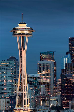 seattle - Seattle city skyline at night with illuminated office buildings and Space Needle viewed from public garden near Kerry Park, Seattle, Washington State, United States of America, North America Stockbilder - Lizenzpflichtiges, Bildnummer: 841-09086623