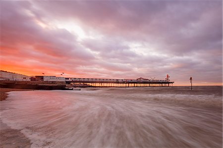 simsearch:841-09194721,k - Dramatic skies over Herne Bay Pier at dusk, Herne Bay, Kent, England, United Kingdom, Europe Foto de stock - Con derechos protegidos, Código: 841-09108150