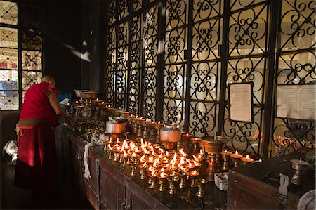 simsearch:841-03062566,k - Tibetan Buddhists monks at Losar (Tibetan New Year) in the Dalai Lama Temple, McLeod Ganj, Dharamsala, Himachal Pradesh, India, Asia Foto de stock - Con derechos protegidos, Código: 841-09119271