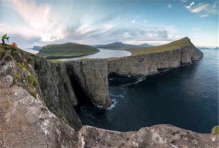 simsearch:841-09135216,k - Panoramic of photographer on cliffs above lake Sorvagsvatn, Vagar Island, Faroe Islands, Denmark, Europe Fotografie stock - Rights-Managed, Codice: 841-09135210