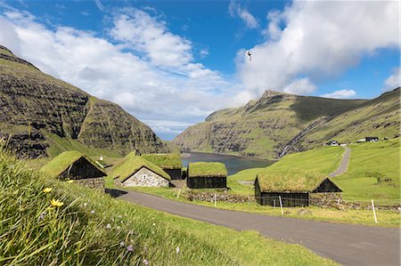 simsearch:841-09135216,k - Typical grass roof (turf roof) houses, Saksun, Streymoy Island, Faroe Islands, Denmark, Europe Fotografie stock - Rights-Managed, Codice: 841-09135212