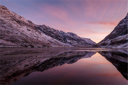 simsearch:841-02943888,k - Loch Achtriochtan in winter with snow-capped mountains and reflections, Glencoe, Highlands, Scotland, United Kingdom, Europe Photographie de stock - Rights-Managed, Code: 841-09135233