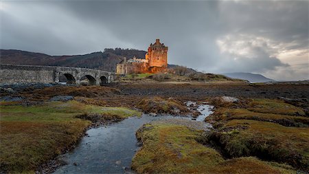 simsearch:841-08887380,k - Dusk at Eilean Donan (Eilean Donnan) Castle in Dornie, Highlands, Scotland, United Kingdom, Europe Photographie de stock - Rights-Managed, Code: 841-09135244
