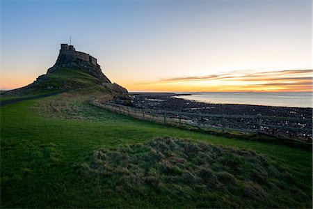 simsearch:841-09242432,k - Lindisfarne Castle at sunrise, Holy Island, Northumberland, England, United Kingdom, Europe Photographie de stock - Rights-Managed, Code: 841-09135254