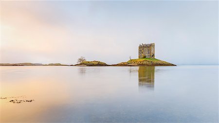 Castle Stalker on its own island in Loch Linnhe surrounded by mist, Argyll, Scottish Highlands, Scotland, United Kingdom, Europe Photographie de stock - Rights-Managed, Code: 841-09135252