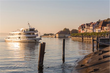 Ferry-boat approaching the lower town, Meersburg, Baden-Wurttemberg, Germany, Europe Photographie de stock - Rights-Managed, Code: 841-09135299