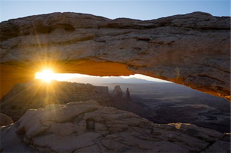 Delicate Arch with rising sun, Arches National Park, Utah, United States of America, North America Foto de stock - Direito Controlado, Número: 841-09135337