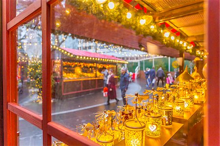 Christmas Market Stalls and shoppers in Leicester Square, London, England, United Kingdom, Europe Stockbilder - Lizenzpflichtiges, Bildnummer: 841-09135434