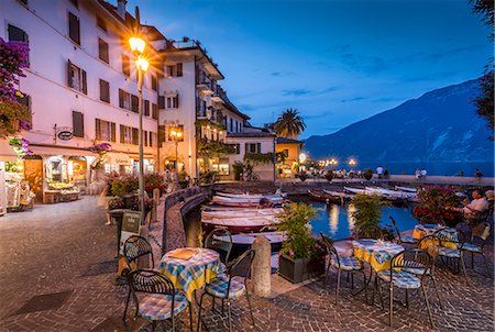 View of illuminated promenade at the port of Limone at dusk, Lake Garda, Lombardy, Italian Lakes, Italy, Europe Foto de stock - Con derechos protegidos, Código: 841-09135441