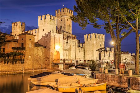 simsearch:841-08220792,k - View of Scaliger Castle illuminated at night, Sirmione, Lake Garda, Lombardy, Italian Lakes, Italy, Europe Foto de stock - Direito Controlado, Número: 841-09135452