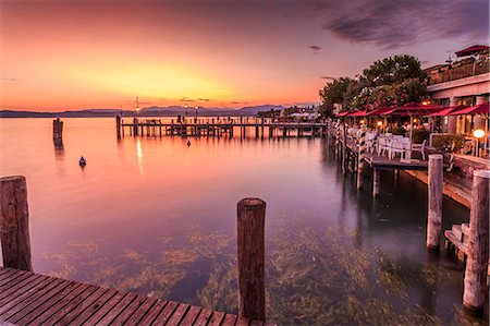 View of golden sunset and restaurant overlooking Lake Garda, Sirmione, Lake Garda, Lombardy, Italian Lakes, Italy, Europe Foto de stock - Con derechos protegidos, Código: 841-09135453