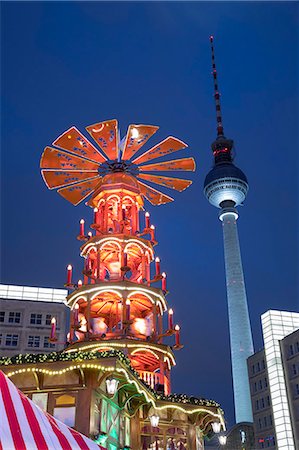 Christmas Pyramid at Christmas market in Alexanderplatz with Fernsehturm television tower behind, Berlin-Mitte, Berlin, Germany, Europe Photographie de stock - Rights-Managed, Code: 841-09135464