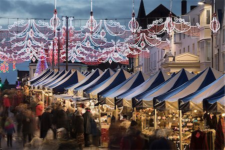 Christmas Market and decorations along Bridge Street, Stratford-upon-Avon, Warwickshire, England, United Kingdom, Europe Stockbilder - Lizenzpflichtiges, Bildnummer: 841-09135462