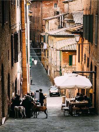 restaurants in tuscany italy - Small alleyway with quaint restaurant in Siena, Tuscany, Italy, Europe Photographie de stock - Rights-Managed, Code: 841-09147459