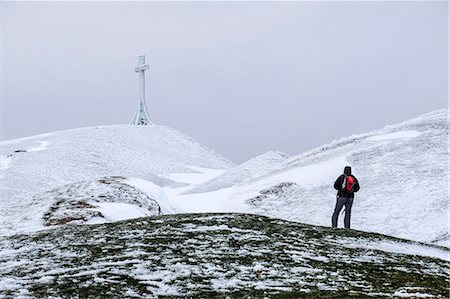 simsearch:841-09135194,k - Hiker reaching the summit cross of Monte Catria in winter, Apennines, Umbria, Italy, Europe Stockbilder - Lizenzpflichtiges, Bildnummer: 841-09147496