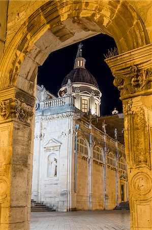 simsearch:6119-09054265,k - The lluminated cathedral of Dubrovnik (Marijina Uznesenja) at night, Dubrovnik, Croatia, Europe Photographie de stock - Rights-Managed, Code: 841-09147563