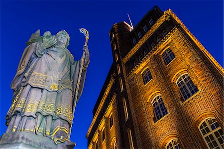 simsearch:841-08781846,k - St. Ansgar Statue and Haus der Patriotischen Gesellschaft at Trostbruecke at dusk, Hamburg, Germany, Europe Fotografie stock - Rights-Managed, Codice: 841-09147574