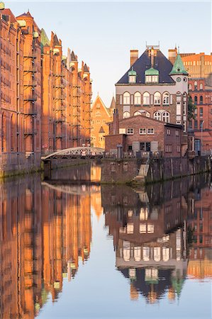 simsearch:6119-09074761,k - Wasserschloss building at the historical warehouse complex (Speicherstadt) seen from Poggenmuehlenbruecke at sunrise, Hamburg, Germany, Europe Photographie de stock - Rights-Managed, Code: 841-09147576