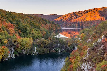 Elevated view over the Lower Lakes at sunrise inside Plitvice Lakes National Park during autumn, UNESCO World Heritage Site, Croatia, Europe Foto de stock - Con derechos protegidos, Código: 841-09147606