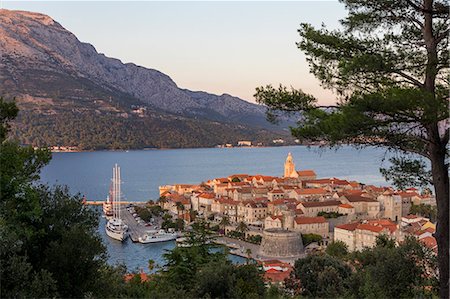 View from a lookout over the old town of Korcula, Croatia, Europe Foto de stock - Con derechos protegidos, Código: 841-09147620