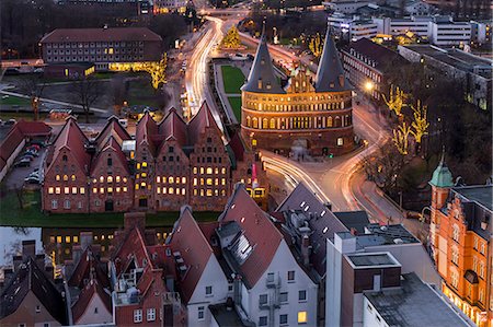 siglo xv - Elevated view from the St. Petri Church over the Holsten Gate in Lubeck at dusk, Lubeck, Schleswig-Holstein, Germany, Europe Foto de stock - Con derechos protegidos, Código: 841-09147642