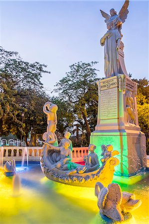 simsearch:841-09086471,k - Ruben Dario statue in the main square of Managua, Nicaragua, Central America Photographie de stock - Rights-Managed, Code: 841-09155079